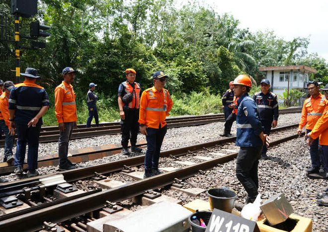 KAI DIVRE III PALEMBANG Anticipates Extreme Weather, Maintain Plot Railroad tracks
