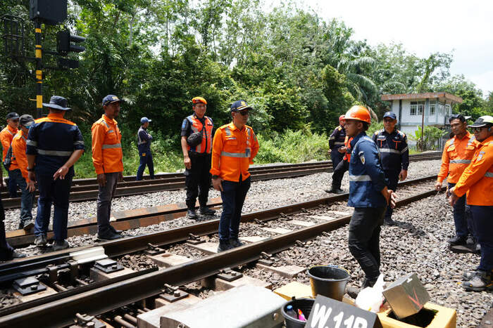 KAI DIVRE III PALEMBANG Anticipates Extreme Weather, Maintain Plot Railroad tracks