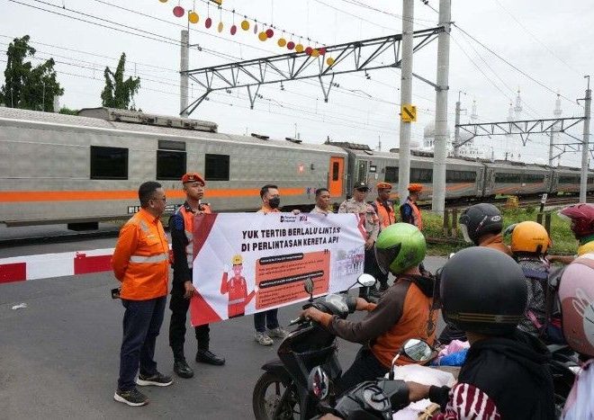 KAI Daop 6 Together with KAI Properti Holds Safety Socialization at Railway Crossings