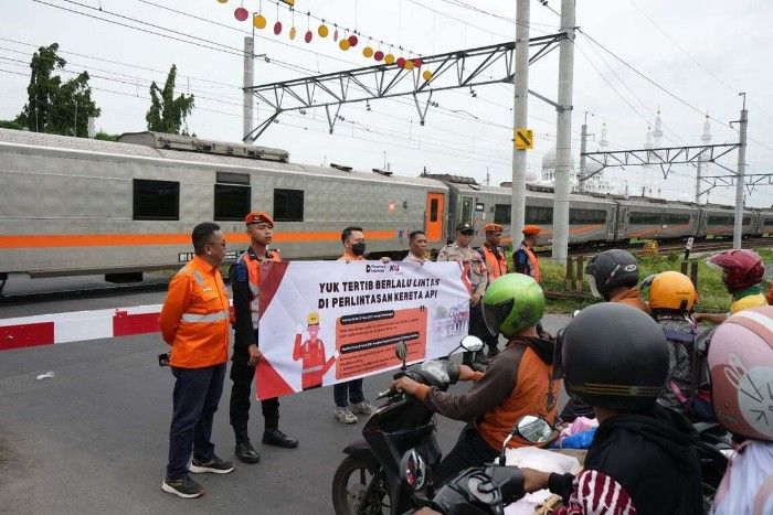 KAI Daop 6 Together with KAI Properti Holds Safety Socialization at Railway Crossings